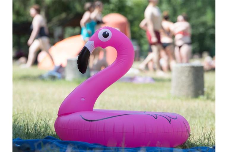 Ein Schwimmring liegt in einem Freibad auf einer Liegewiese. Eine Hitzewelle rollt auf Deutschland zu. Foto: Sebastian Kahnert