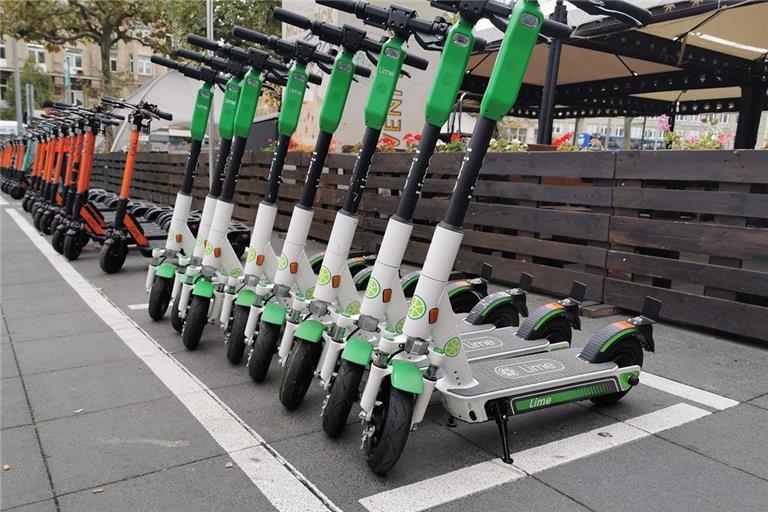 Ein Scooterfahrer wird verletzt. Symbolfoto: Pixabay