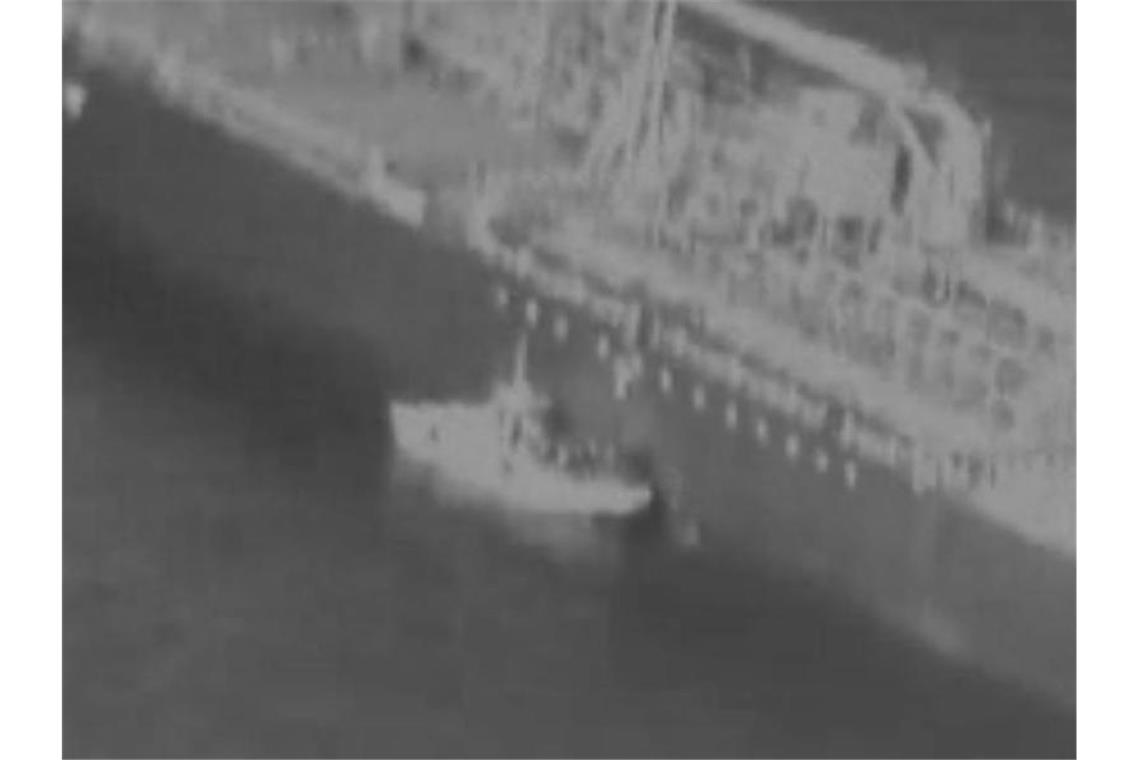 Ein Screenshot aus dem von den USA veröffentlichen „Beweis-Video“: Das Foto zeigt angeblich ein iranisches Schnellboot längsseits des Tankers „Kokuka Courageous“. Foto: US Centcom