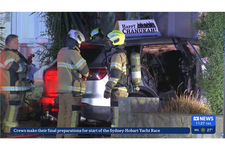 Ein Screenshot aus einem Livestream-Video von ABC News zeigt Feuerwehrleute, die bei einem Fahrzeugbrand in St Kilda East im Einsatz sind.