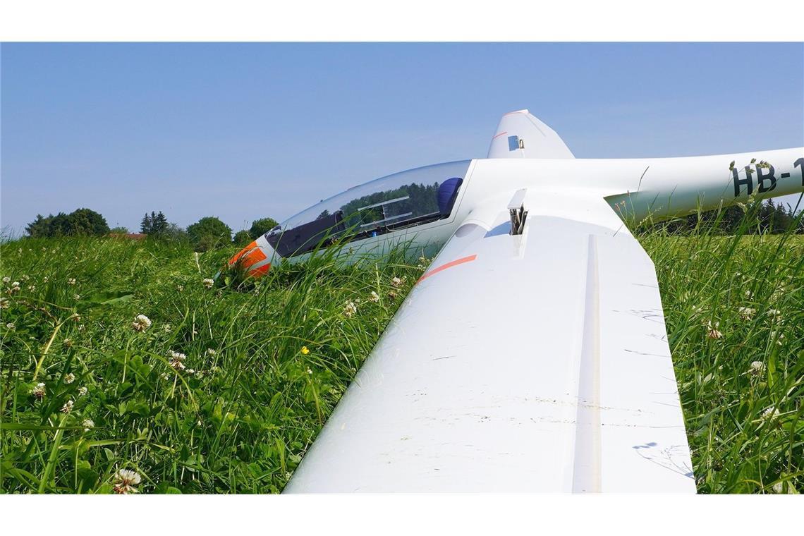 Segelflugzeug stürzt ab – Pilotin schwer verletzt Ein Segelflugzeug ist abgestürzt (Symbolbild).
