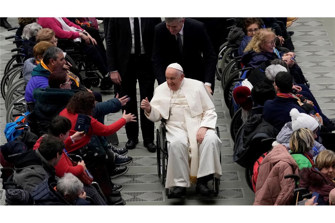 Ein Segen zum Abschied: Papst Franziskus verlässt die vatikanische Audienzhalle nach einem Treffen mit Lourdes-Wallfahrern.