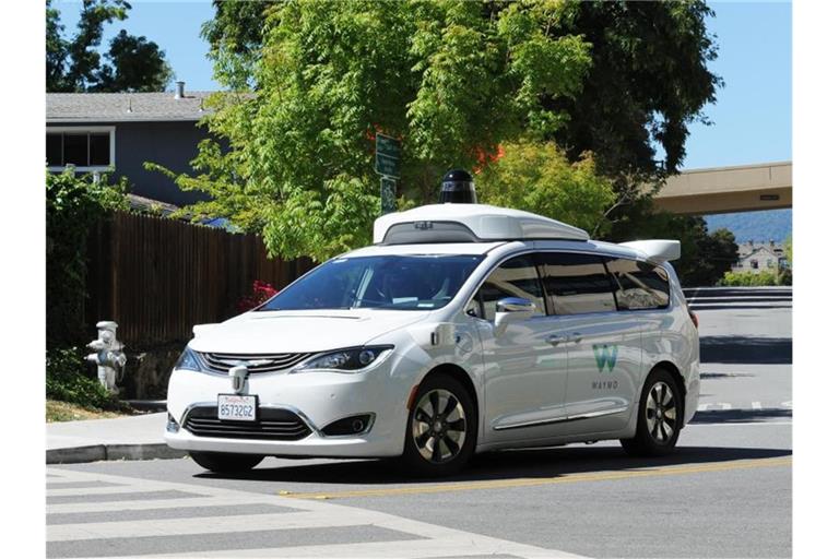 Ein selbstfahrendes Auto der Google-Schwesterfirma Waymo. Foto: Andrej Sokolow/dpa