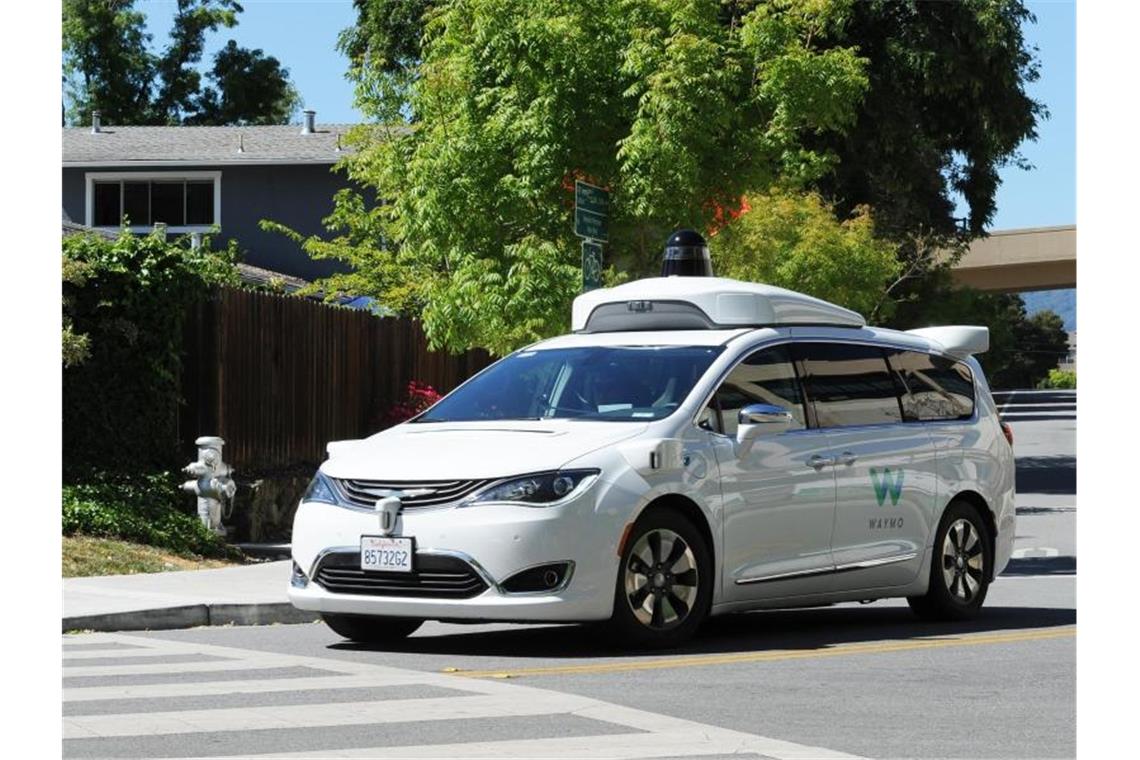Ein selbstfahrendes Auto der Google-Schwesterfirma Waymo im Straßenverkehr. Foto: Andrej Sokolow