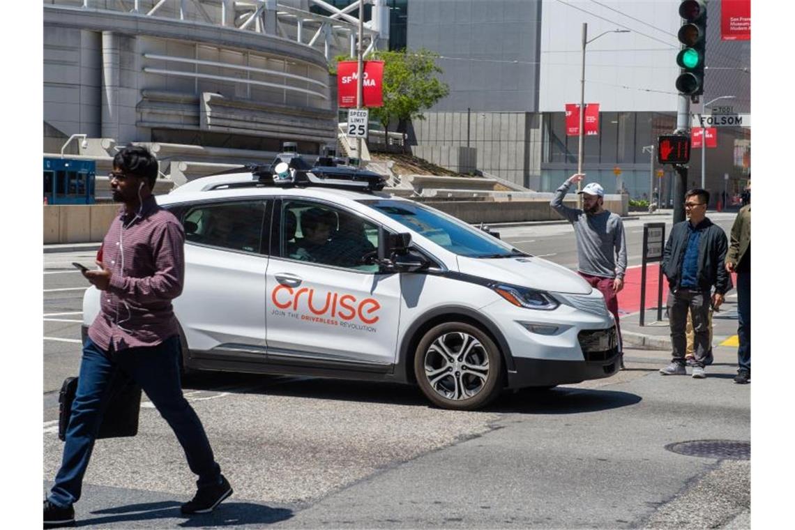 Ein selbstfahrendes Auto der Roboterwagenfirma Cruise sorgt für Unmut bei Fußgängern, nachdem es auf einer Kreuzung steckenbleibt und sie erst bei Rot verlässt. Foto: Andrej Sokolow