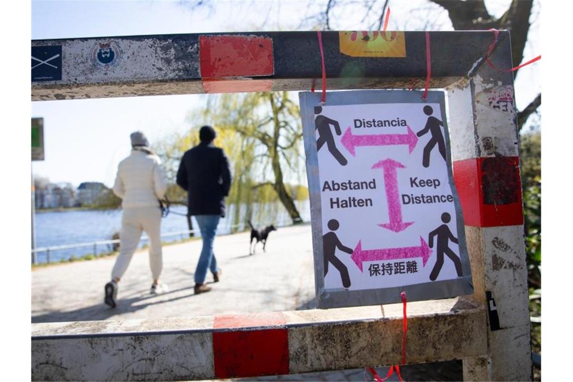 Merkel bittet in Corona-Krise um Geduld Ein selbstgebasteltes Schild mit der Aufschrift „Abstand Halten“. Foto: Christian Charisius/dpa