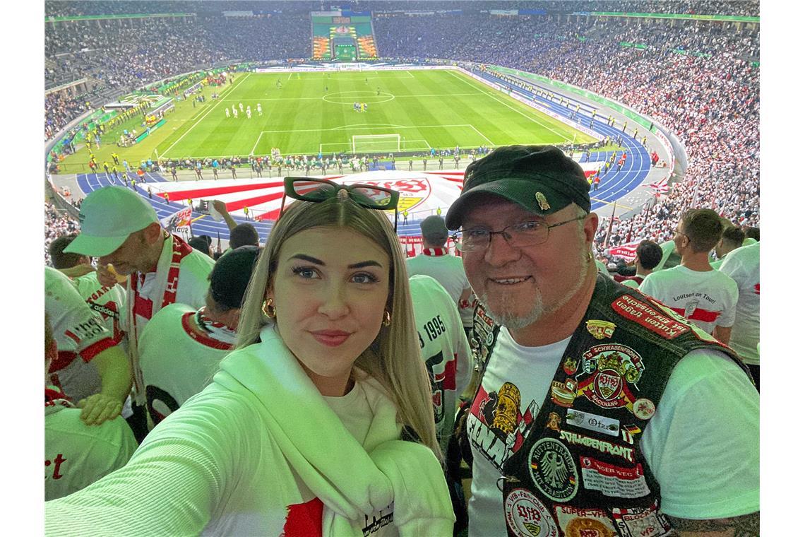 Ein Selfie für die Daheimgebliebenen: Jana Mayer und ihr Vater Frank Mayer vom V...