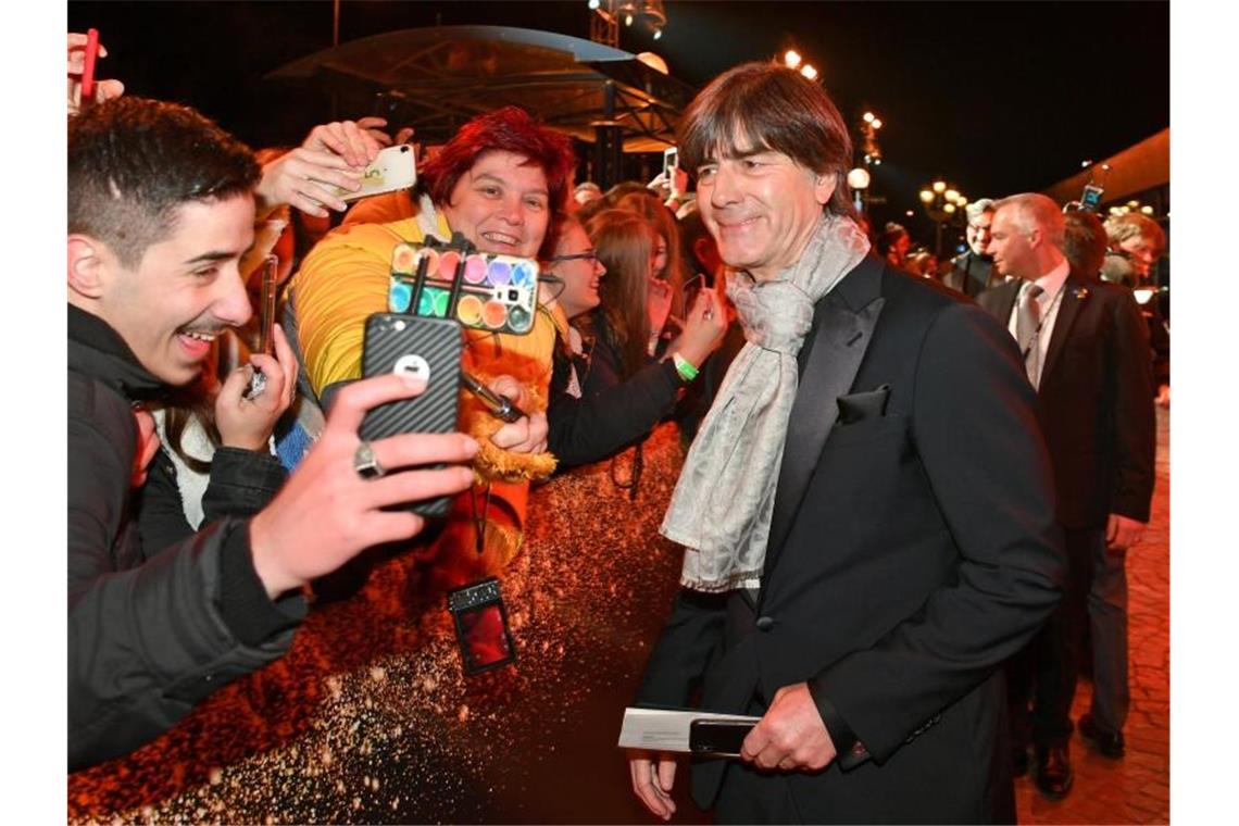 Ein Selfie für die Ewigkeit mit Bundestrainer Joachim Löw. Foto: Jens Kalaene/dpa