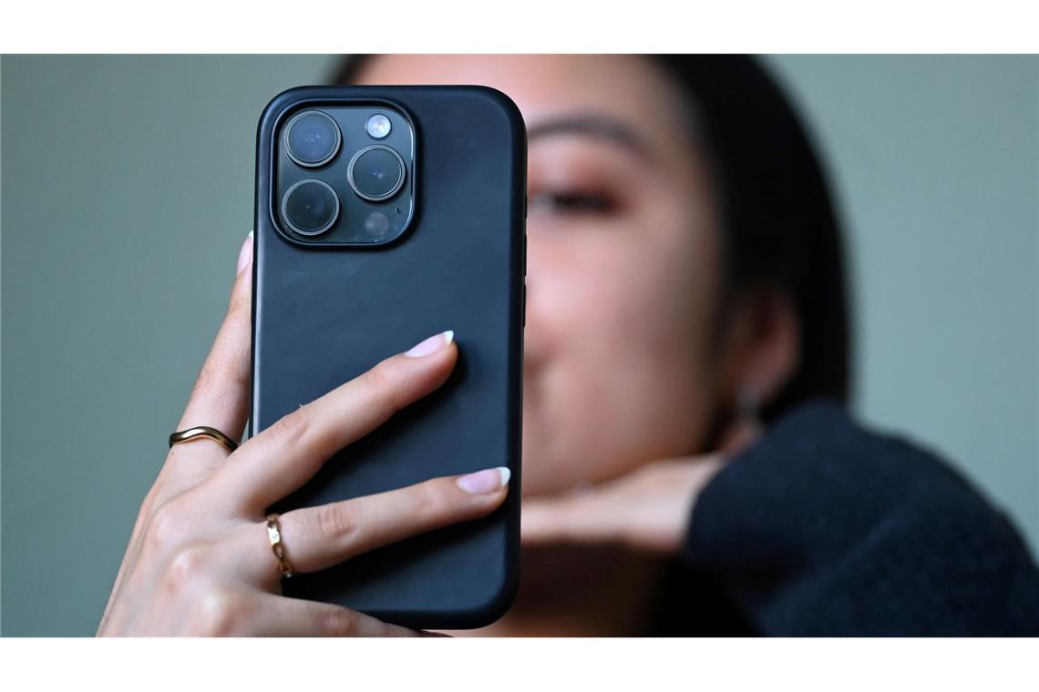 Ein Selfie für die nächste Instagram-Story - das könnte für Kinder- und Jugendliche bis zu einer bestimmten Altersgrenze künftig tabu sein. (Symbolbild)