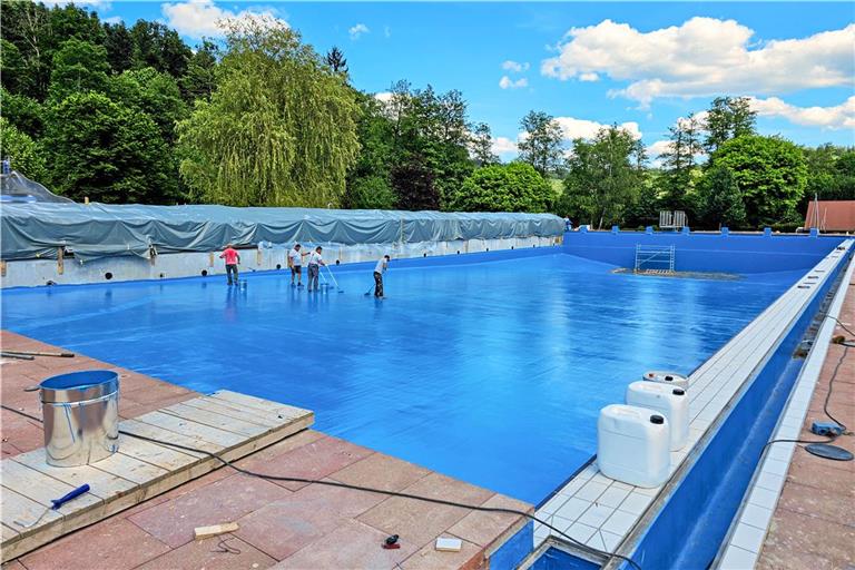 Ein seltener Anblick: Endlich können die Arbeiten am großen Becken im Murrhardter Freibad weitergehen. Foto: Stefan Bossow