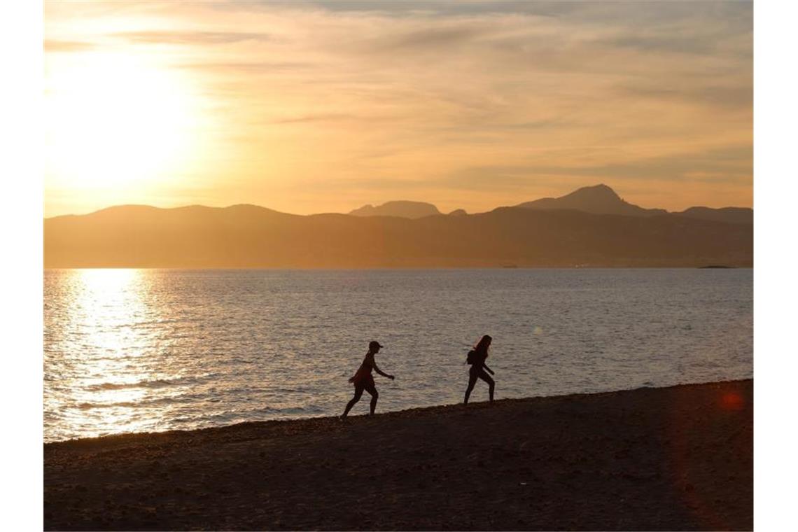 Ein seltenes Bild vom Strand El Arenal in Palma de Mallorca. Die Corona-Krise trifft die Reisebranche besonders schwer. Foto: Clara Margais/dpa