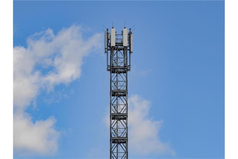 Ein Sendemast für Mobilfunk. Foto: Patrick Pleul/dpa-Zentralbild/dpa/Symbolbild