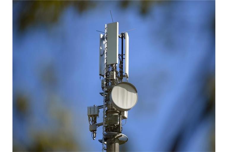 Ein Sendemast für Mobilfunk vor blauem Himmel. Foto: Patrick Pleul/dpa-Zentralbild/dpa