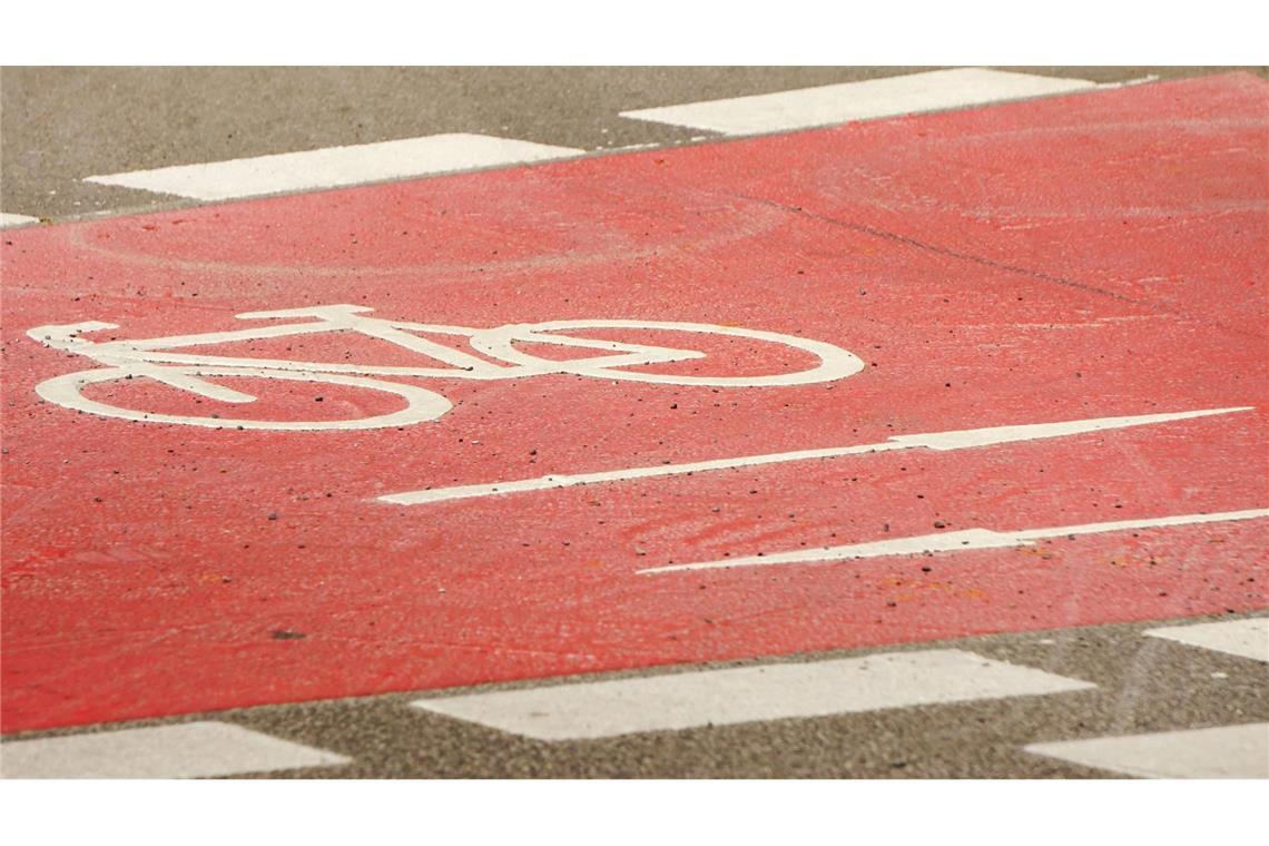 Radfahrer stoßen zusammen - 66-Jähriger stirbt Ein Senior kommt von einem Radweg ab, stürzt und erliegt seinen Verletzungen (Archivbild).