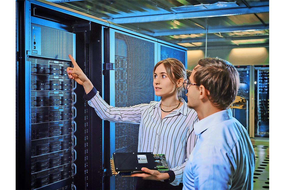 Ein Server von Q.ant wird in einem Rechenzentrum eingebaut.
