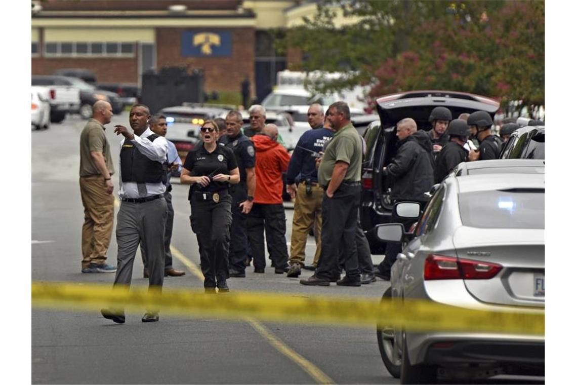 Schüler bei Schussattacke an Highschool in USA getötet Ein Sheriff von Forsyth County weist die Polizeibeamten am Tatort der Mount Tabor High School an. Foto: Walt Unks/The Winston-Salem Journal via AP/dpa