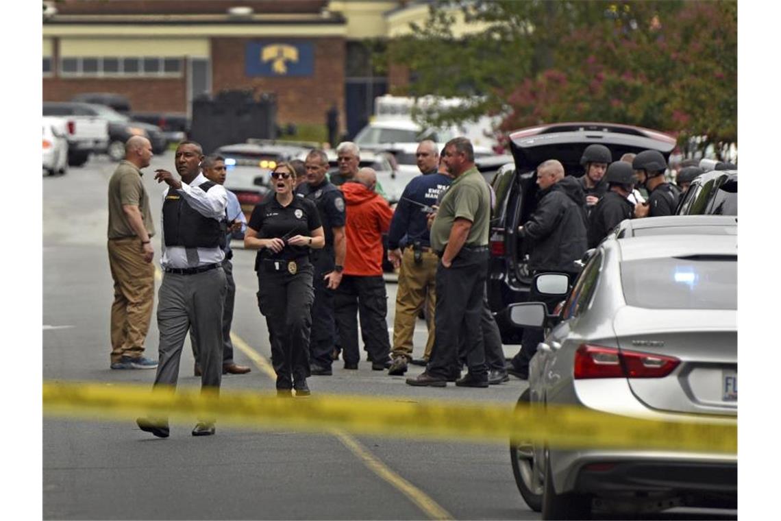 Ein Sheriff von Forsyth County weist die Polizeibeamten am Tatort der Mount Tabor High School an. Foto: Walt Unks/The Winston-Salem Journal via AP/dpa