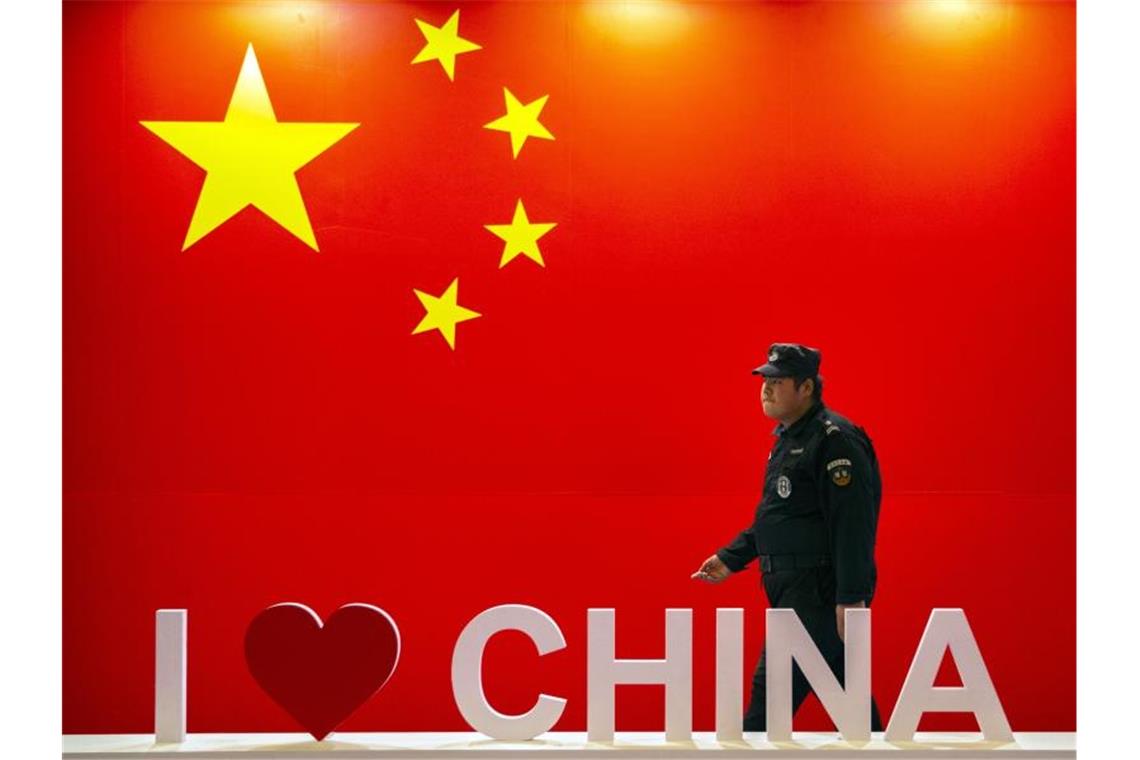 Ein Sicherheitsbeamter auf einer chinesischen Wirtschaftsmesse. Foto: Mark Schiefelbein/AP/dpa