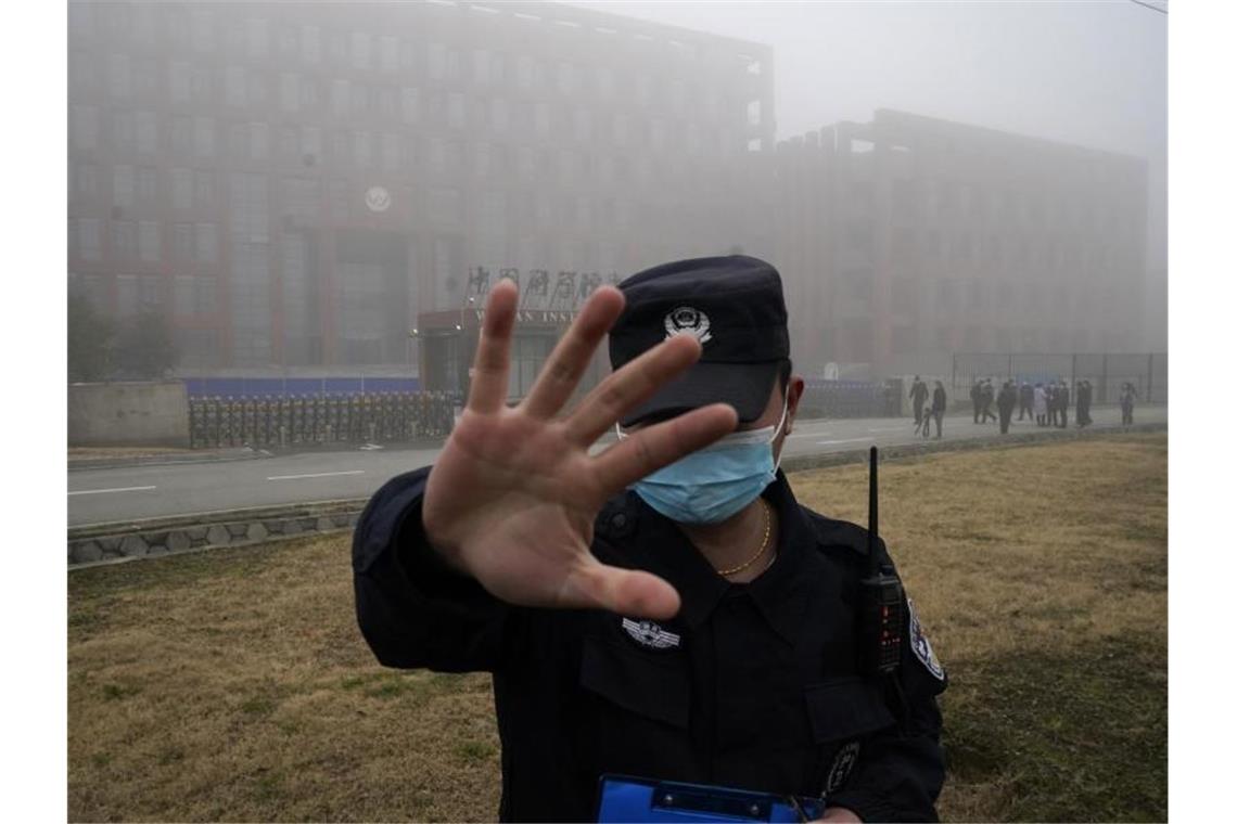 WHO-Team inspiziert Virus-Labor in Wuhan Ein Sicherheitsmann stoppt Journalisten vor dem Institut für Virologie in Wuhan. Foto: Ng Han Guan/AP/dpa