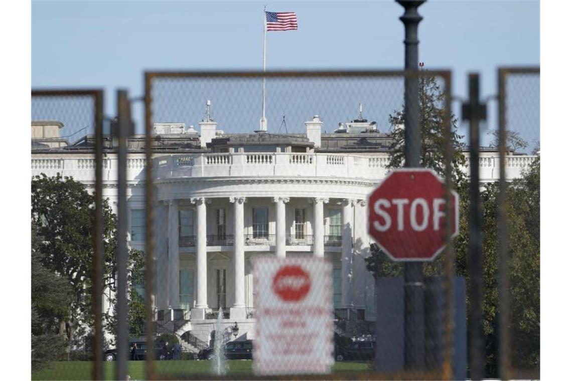 Biden gewinnt Präsidentenwahl - Trump will nicht weichen Ein Sicherheitszaun umgibt am Tag der US-Präsidentschaftswahl das Weiße Haus. Foto: Susan Walsh/AP/dpa