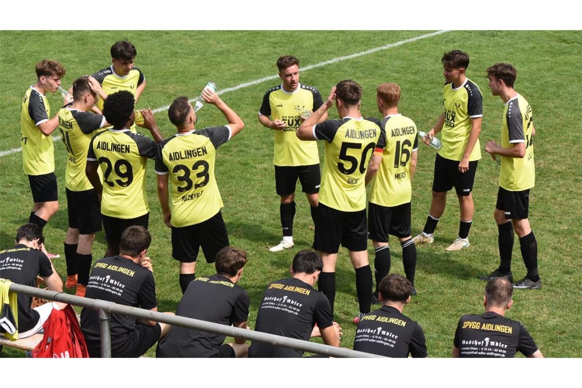 Ein Sieg und zwei Niederlagen: Die SpVgg Aidlingen als Vizemeister der Vorsaison und ihr neuer Spielertrainer Steffen Hirth (Bildmitte) erleben einen durchwachsenen Start.