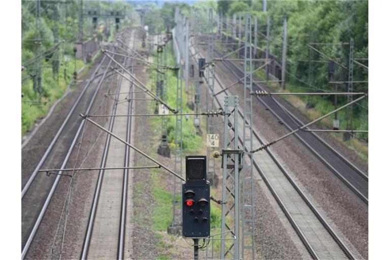 Ein Signal steht in Offenburg, auf der Strecke der Rheintalbahn, auf Rot. Foto: Patrick Seeger/Archivbild
