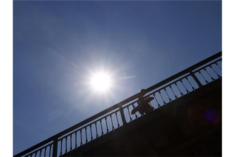 Ein Skater läuft im Sonnenschein über eine Brücke. Foto: Karl-Josef Hildenbrand/dpa/Symbolbild