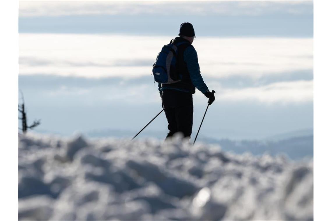 Winterzauber an Weihnachten in Teilen Deutschlands Ein Skifahrer an der Abfahrt „Hexenritt“ auf dem Wurmberg. Foto: Swen Pförtner/dpa