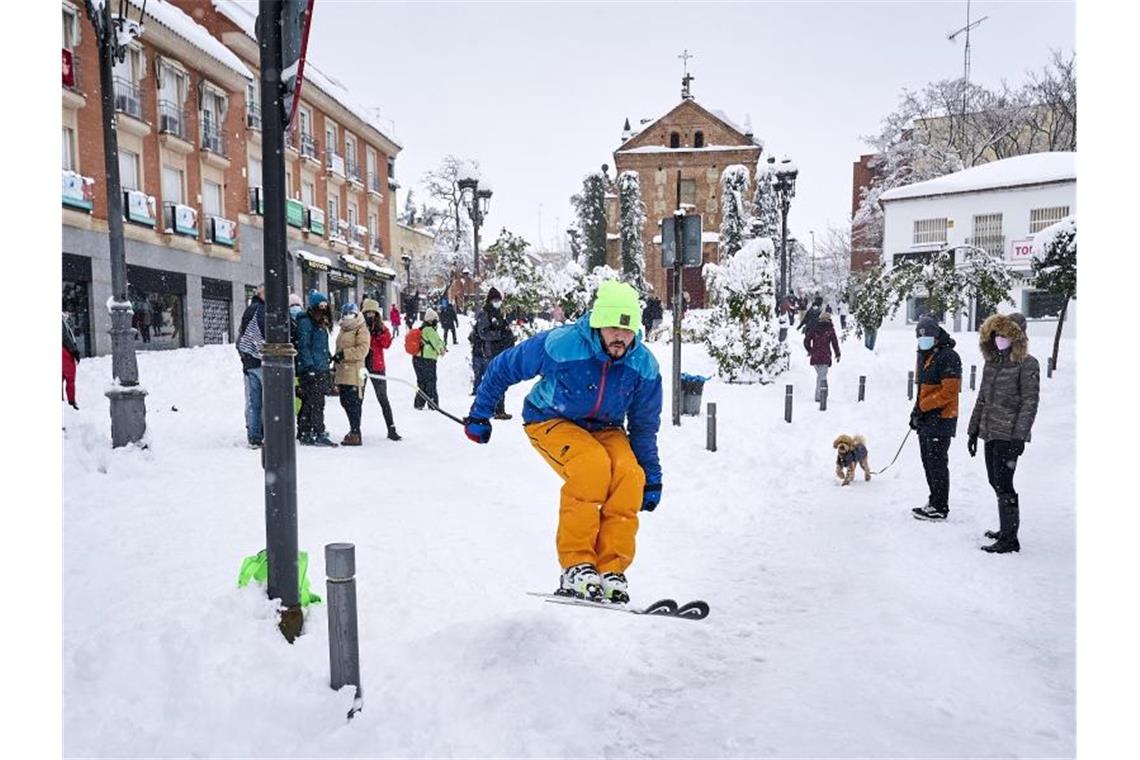 Ein Skifahrer in Aktion in der Stadt Mostoles. Foto: Aingeru Harri/SOPA Images via ZUMA Wire/dpa