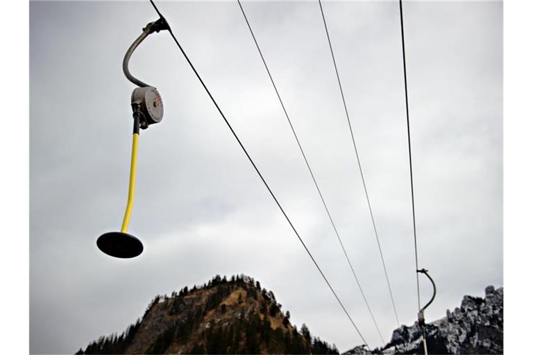 Ein Skilift ist vor grauem Himmel zu sehen. Foto: picture alliance / dpa/Symbolbild