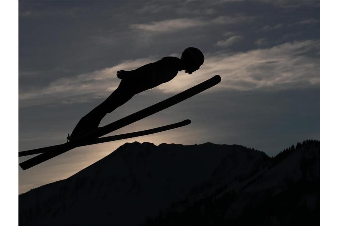 Ein Skispringer in Aktion. Foto: Daniel Karmann/dpa/Symbolbild