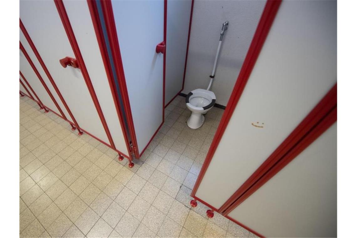 Trotz Auflagen: Putzpersonal an Schulen kaum aufgestockt Ein Smiley ist an einer Toilette einer Realschule zu sehen. Foto: Marijan Murat/dpa/Symbolbild