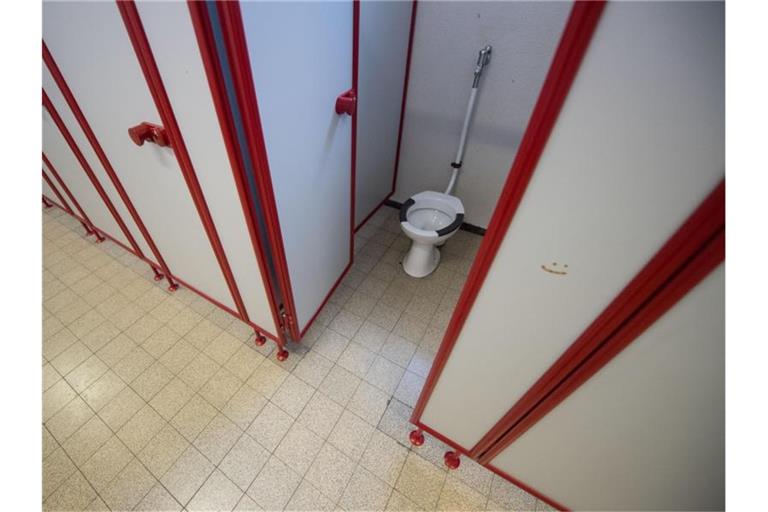 Ein Smiley ist an einer Toilette einer Realschule zu sehen. Foto: Marijan Murat/dpa/Symbolbild