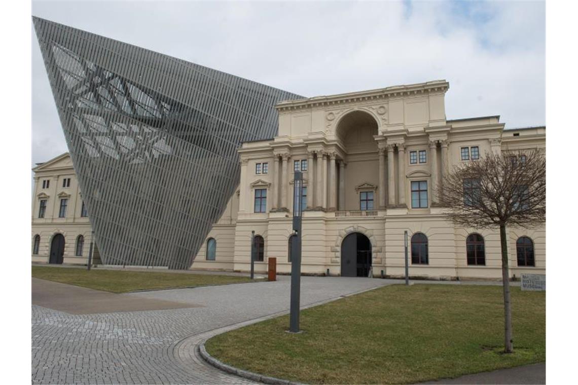 Ärger um Bundeswehr-Foto von Wehrmachtsuniform Ein Social-Media-Team der Bundeswehr hatte eine Story zu einer Ausstellung im Militärhistorischen Museum in Dresden im sozialen Netzwerk Instagram gepostet. Foto: Sebastian Kahnert/dpa-Zentralbild/dpa