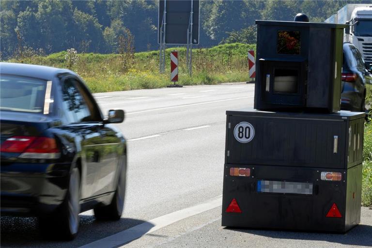 Ein sogenannter Enforcement-Trailer wie auf dem Symbolfoto ist von Unbekannten beschädigt worden. Foto: Alexander Becher