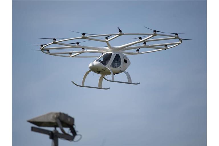 Ein sogenannter Volocopter fliegt vor blauem Himmel. Foto: Marijan Murat/dpa/Archivbild