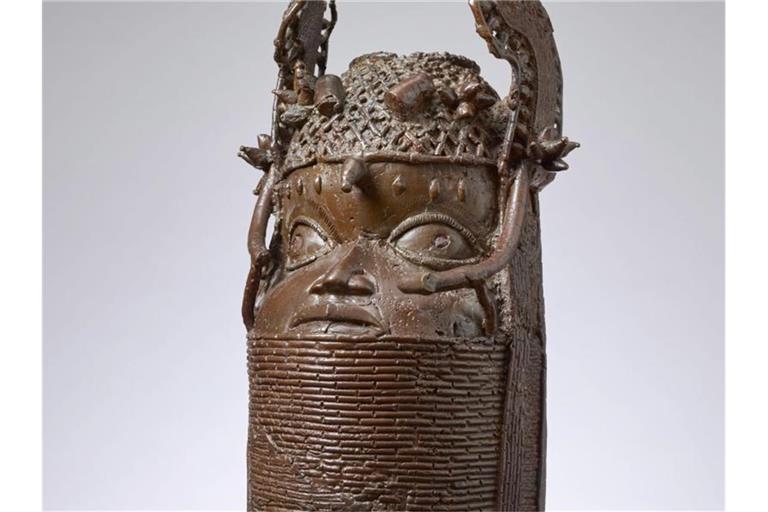 Ein sogenanntes Benin-Objekt aus Nigeria aus dem Jahr 1830 aufgenommen in einem Fotostudio im Linden-Museum in Stuttgart. Foto: Dominik Drasdow/Linden-Museum Stuttgart/dpa/Archivbild