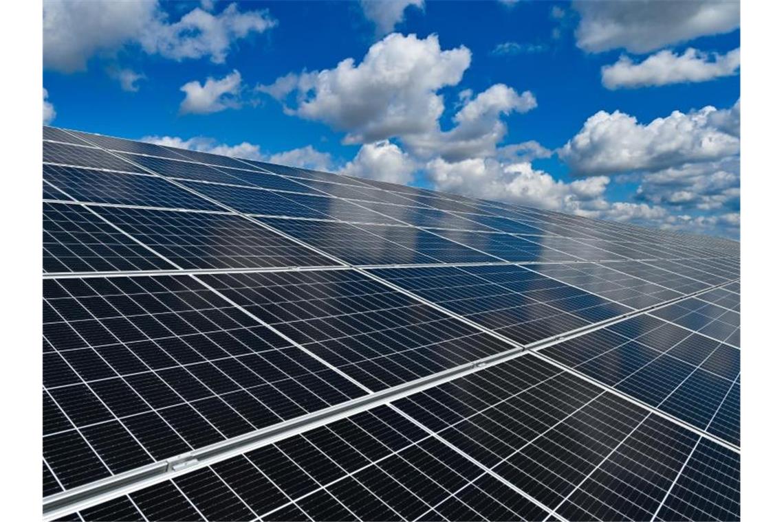 Verkehrsministerium für Solaranlagen am Straßenrand Ein Solarpark unter wolkigem Himmel. Foto: Patrick Pleul/dpa-Zentralbild/dpa/Symbolbild