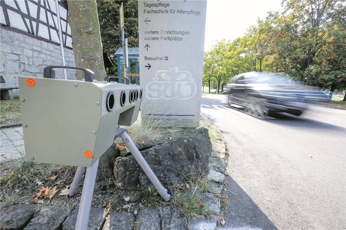 Blitzlichtgewitter am Straßenrand Ein solches Gerät, das mit Lichtschrankentechnik die Geschwindigkeit misst, besitzt die Stadt Backnang bereits, nun will sie ein weiteres anschaffen. Archivfoto: A. Becher