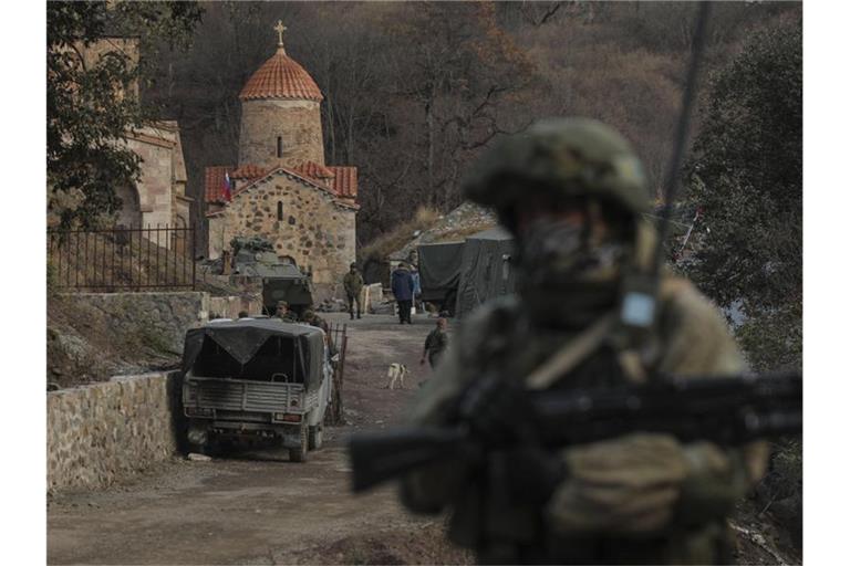 Ein Soldat aus Russland bewacht ein armenisches Kloster in Kalbadschar, nachdem die Region in Berg-Karabach in aserbaidschanische Kontrolle übergeben wurde. Foto: Emrah Gurel/AP/dpa
