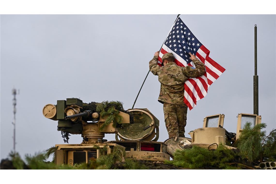 Vier US-Soldaten vermisst – Nato-Generalsekretär geht von Tod aus Ein Soldat bringt während der Militärübung «Iron Wolf II» auf dem Truppenübungsplatz Pabrade eine US-amerikanische Fahne an einem Militärfahrzeug an. (Archivbild)
