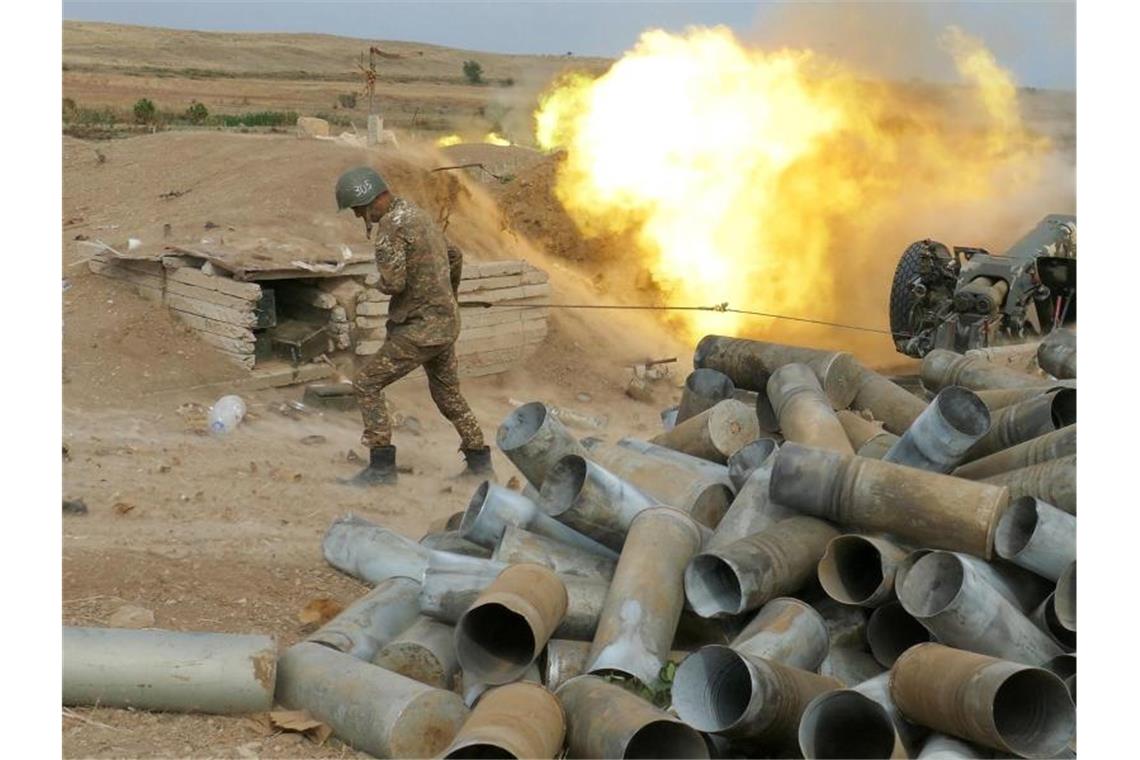 Neue Gefechte in der Konfliktregion Berg-Karabach Ein Soldat der armenischen Armee feuert eine Kanone ab in der Region Berg-Karabach. Foto: Uncredited/Press office of Armenian Defense Ministry PAN Photo/AP/dpa