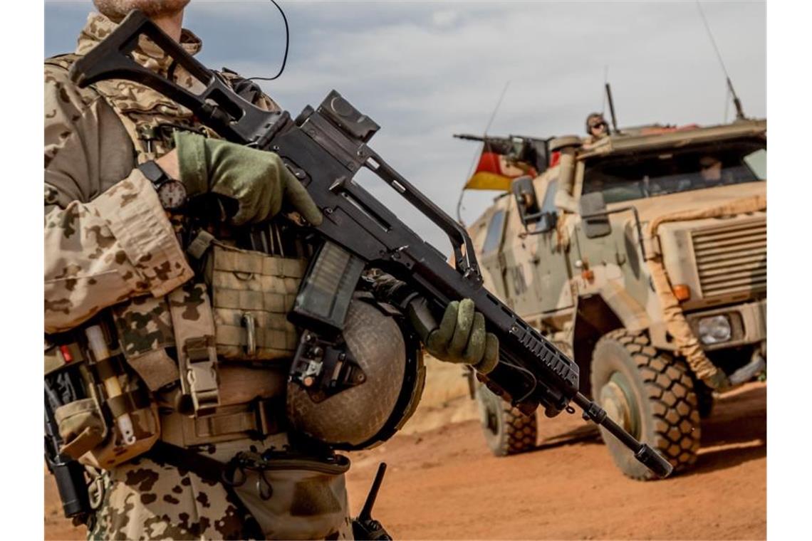 Ein Soldat der Bundeswehr 2018 mit einem Sturmgewehr vom Typ G36 am Flughafen nahe des Stützpunktes in Gao im Norden Malis. Foto: Michael Kappeler/dpa