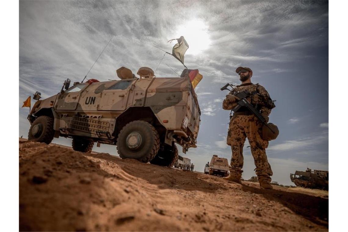 Islamismus, Dürre und Hunger: Der Sahelzone droht die Krise Ein Soldat der Bundeswehr im Einsatz im Norden von Mali. Foto: Michael Kappeler/dpa