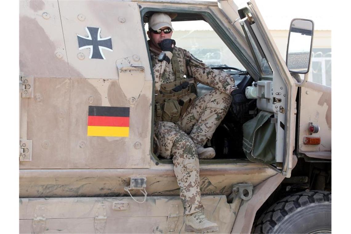 Nato verschiebt Afghanistan-Entscheidung Ein Soldat der Bundeswehr sitzt auf dem Gelände des Police-Trainings-Camps in Kundus in einem gepanzerten Fahrzeug Dingo. Foto: Maurizio Gambarini/dpa