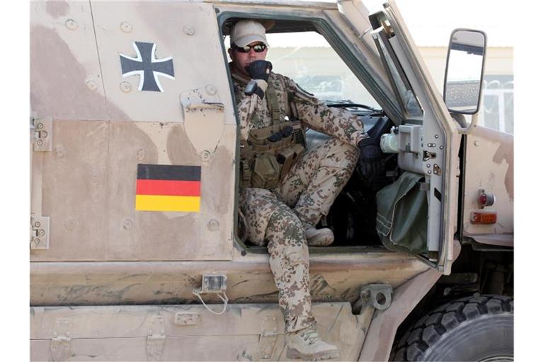 Ein Soldat der Bundeswehr sitzt auf dem Gelände des Police-Trainings-Camps in Kundus in einem gepanzerten Fahrzeug Dingo. Foto: Maurizio Gambarini/dpa