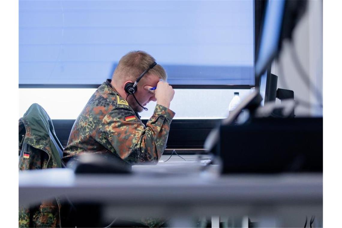 Ein Soldat der Bundeswehr telefoniert bei der Kontaktnachverfolung im Gesundheitsamt. Foto: Rolf Vennenbernd/dpa/Archivbild