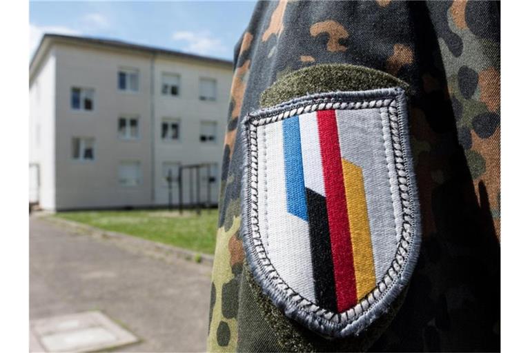 Ein Soldat der deutsch-französischen Brigade in Illkirch bei Straßburg, wo der terrorverdächtige Oberleutnant Franco A. stationiert war. Foto: Patrick Seeger/dpa