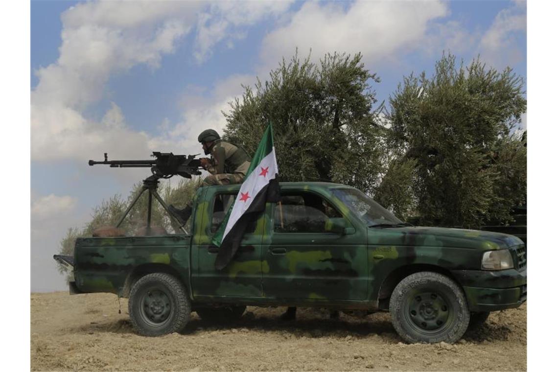 Türkei beginnt Bodenoffensive in Nordsyrien Ein Soldat der „Freien Syrischen Armee“, die von der Türkei unterstützt wird, bei einem Trainingsmanöver. Foto: Str/AP/dpa