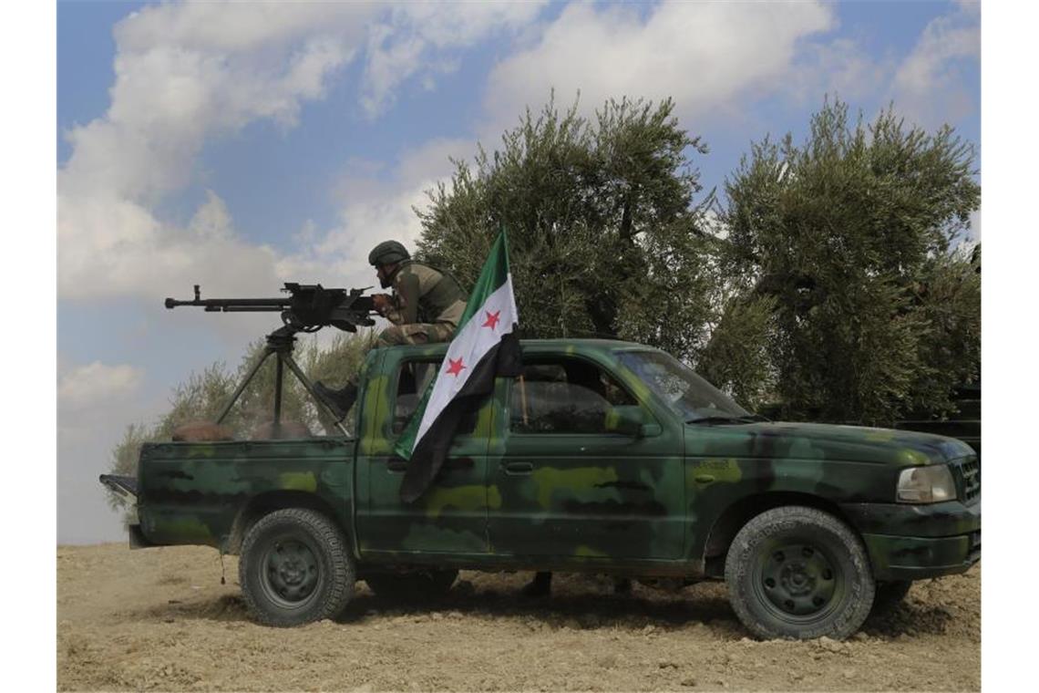 Ein Soldat der „Freien Syrischen Armee“, die von der Türkei unterstützt wird, bei einem Trainingsmanöver. Foto: Str/AP/dpa